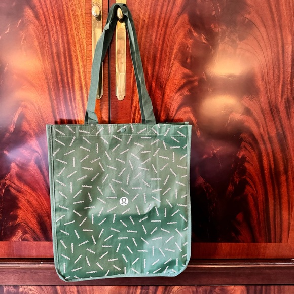 LIMITED EDITION Lululemon Large Holiday Green Tote Bag -NEW - Picture 1 of 14